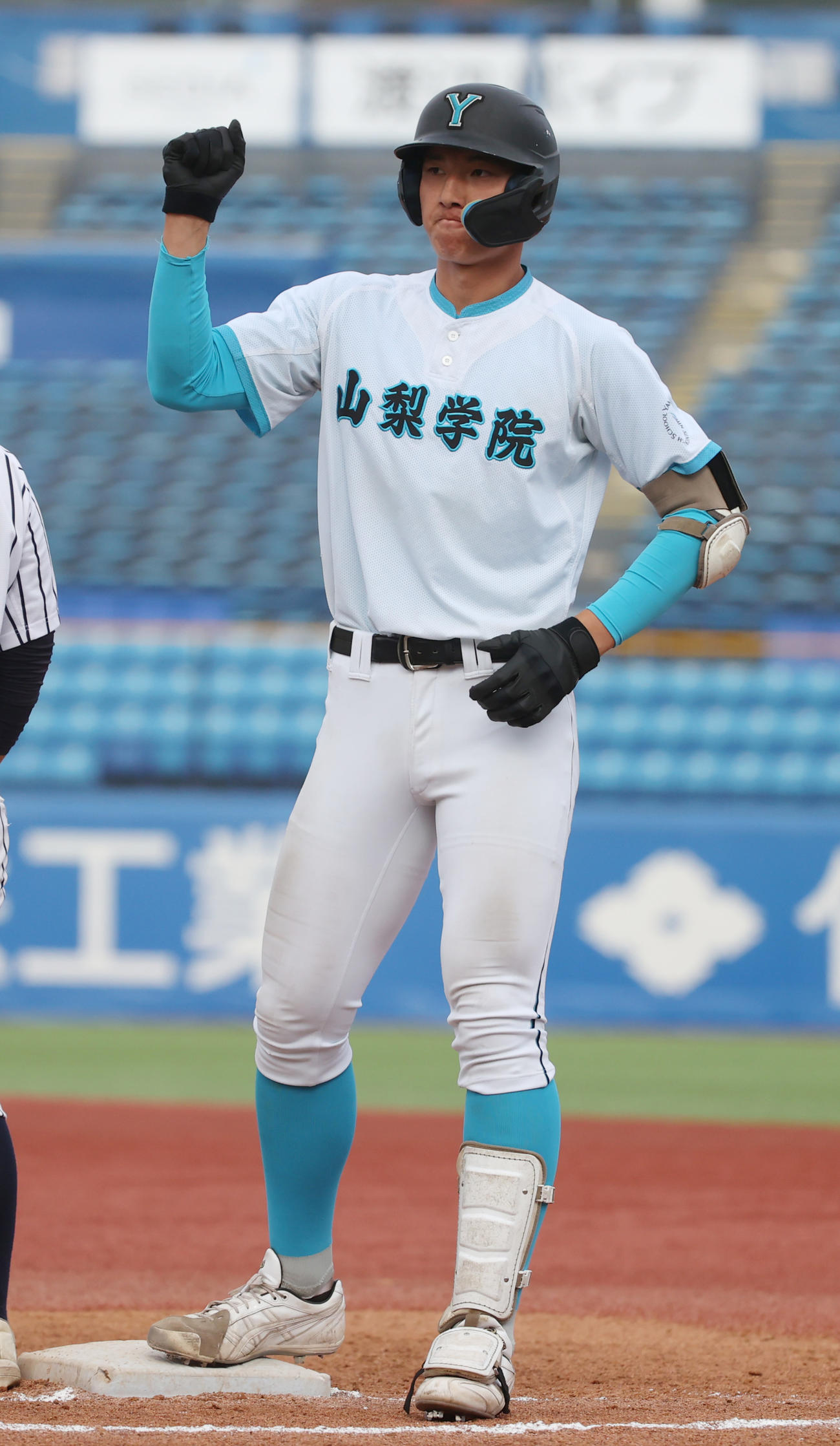 山梨学院対九州国際大付　3回表山梨学院無死一塁、菰田は右前安打を放ちガッツポーズする（撮影・柴田隆二）
