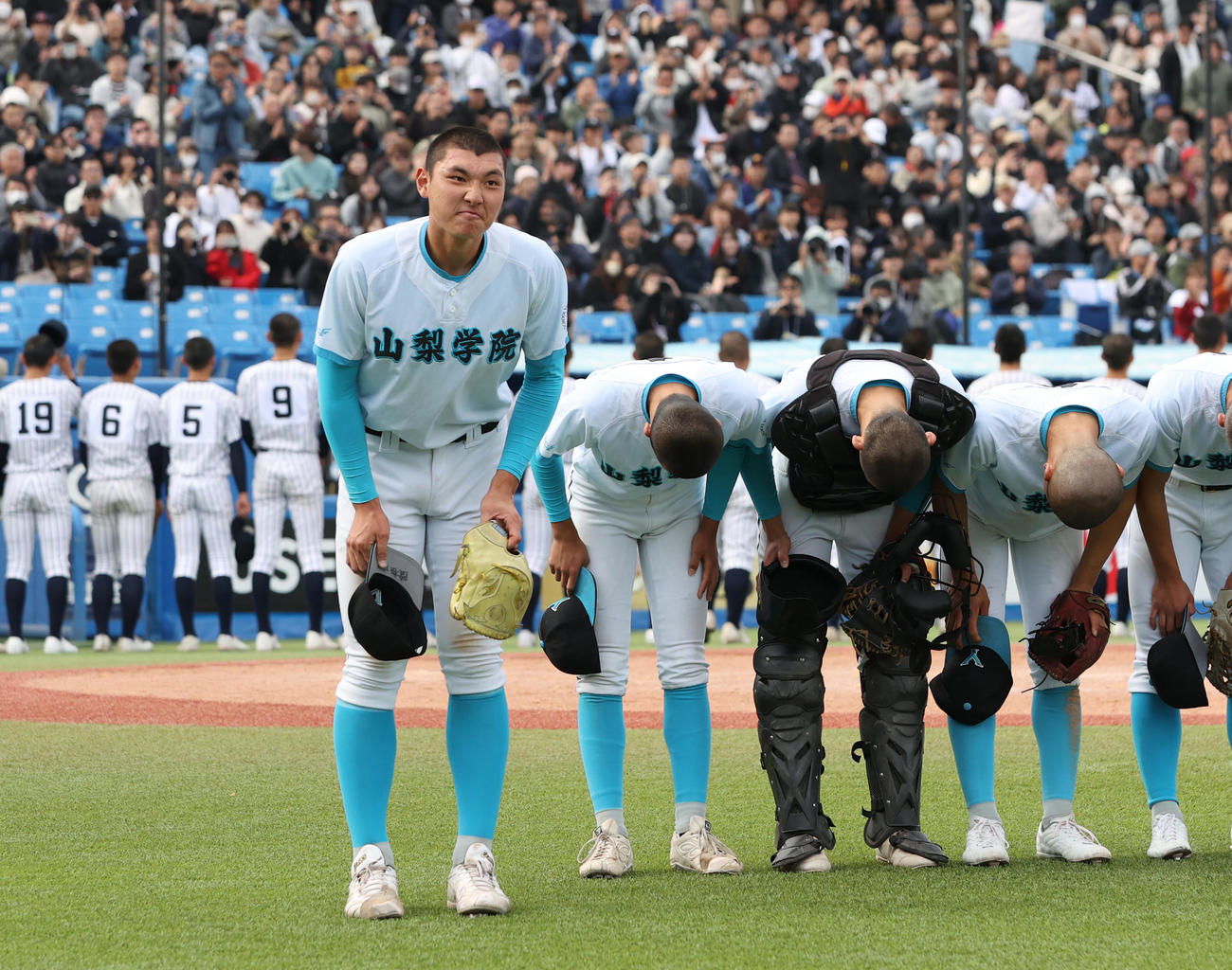 山梨学院対九州国際大付　自らの暴投でサヨナラ負けした山梨学院・菰田（左端）はナインと頭を下げ悔しがる（撮影・柴田隆二）