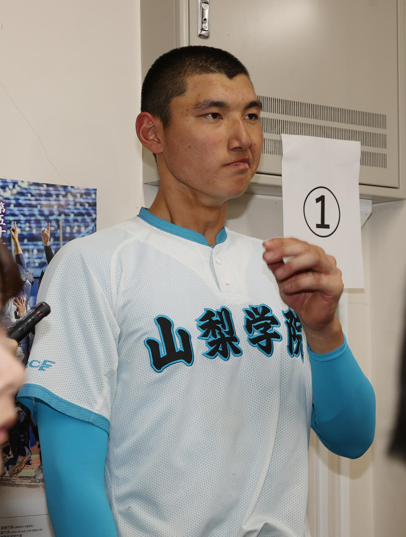 山梨学院対九州国際大付　自らの暴投でサヨナラ負けした山梨学院・菰田は涙ぐむ（撮影・柴田隆二）