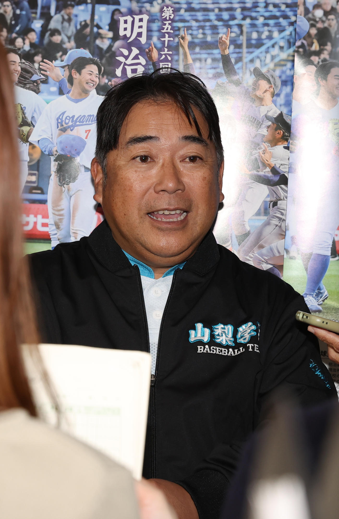 山梨学院対九州国際大付　敗れた山梨学院・吉田監督は記者の質問に答える（撮影・柴田隆二）