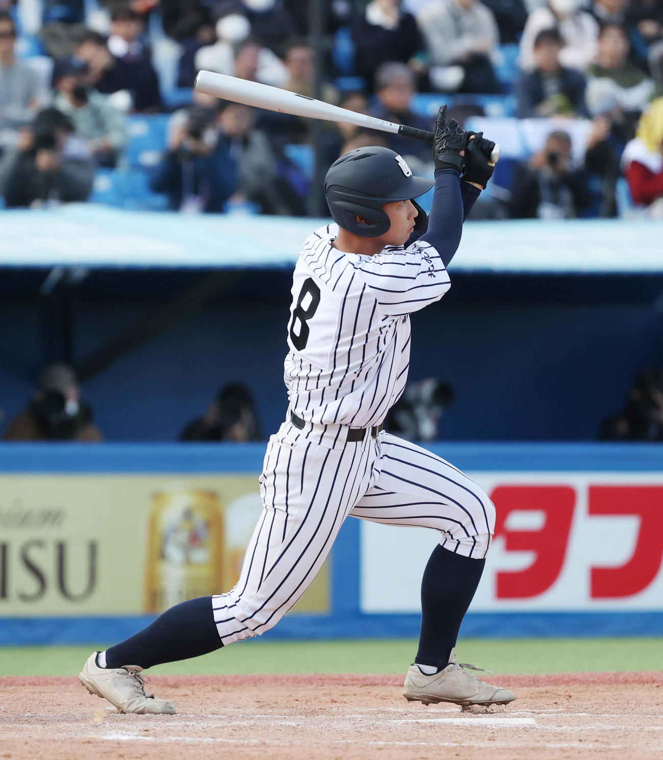 山梨学院対九州国際大付　7回裏九州国際大付無死、牟礼は中越えに本塁打を放つ（撮影・柴田隆二）