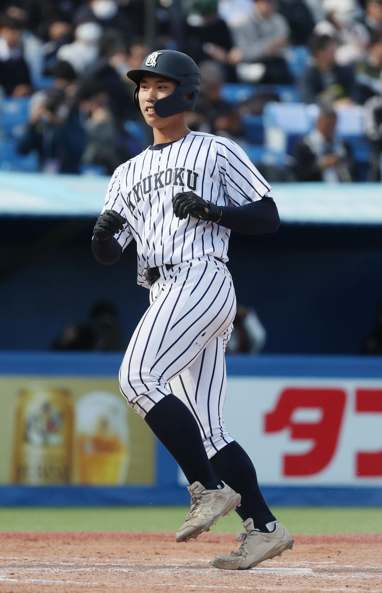 山梨学院対九州国際大付　7回裏九州国際大付無死、牟礼は中越えに本塁打を放ち生還する（撮影・柴田隆二）