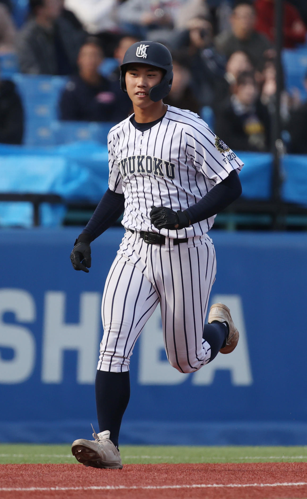 山梨学院対九州国際大付　7回裏九州国際大付無死、牟礼は中越えに本塁打を放ち生還する（撮影・柴田隆二）