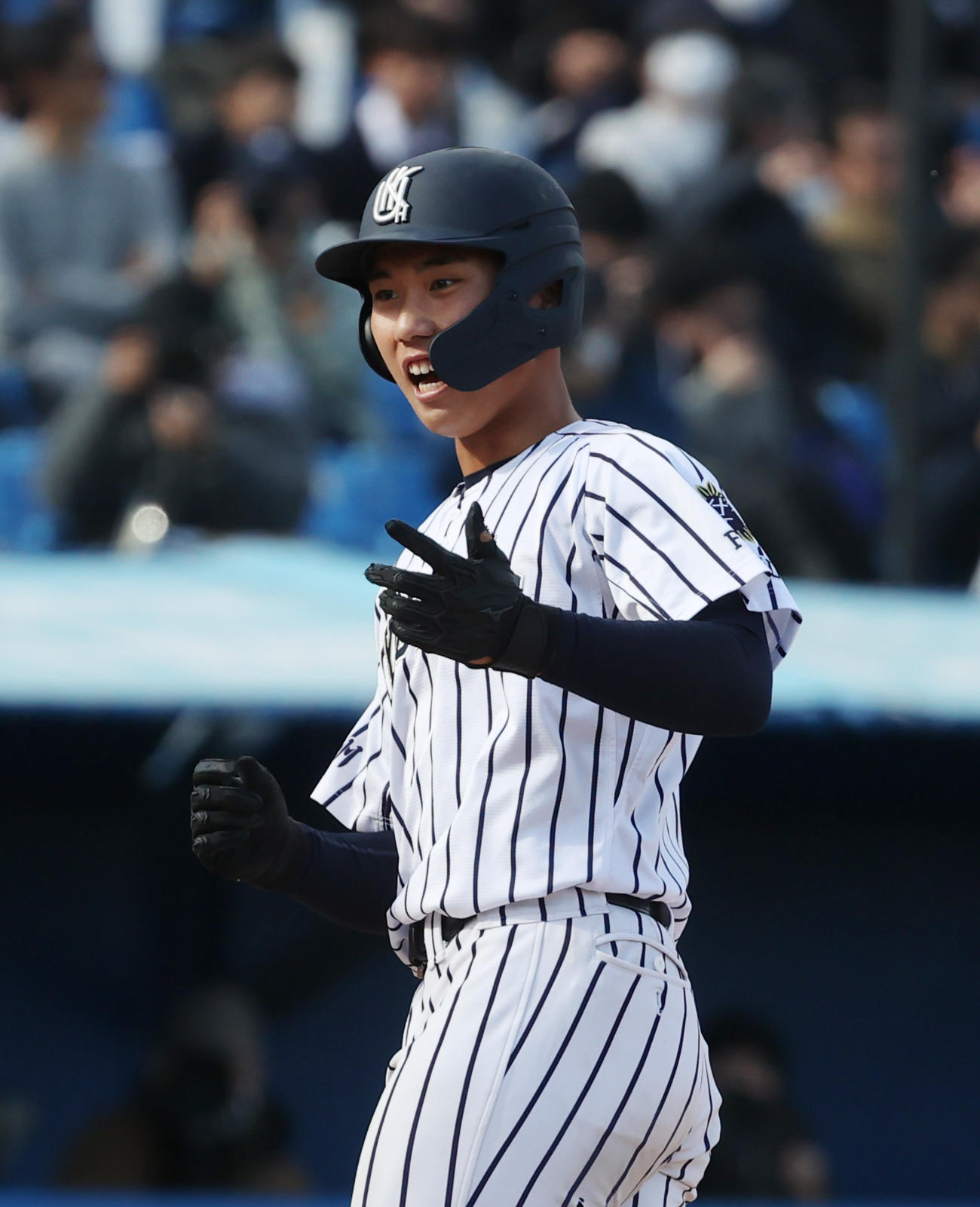 山梨学院対九州国際大付　7回裏九州国際大付無死、牟礼は中越えに本塁打を放ち生還する（撮影・柴田隆二）