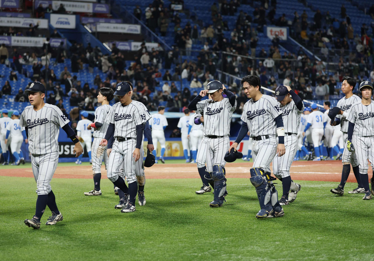 佛教大対青学大　試合が終了しがっくりと引き上げる佛教大ナイン（撮影・増田悦実）