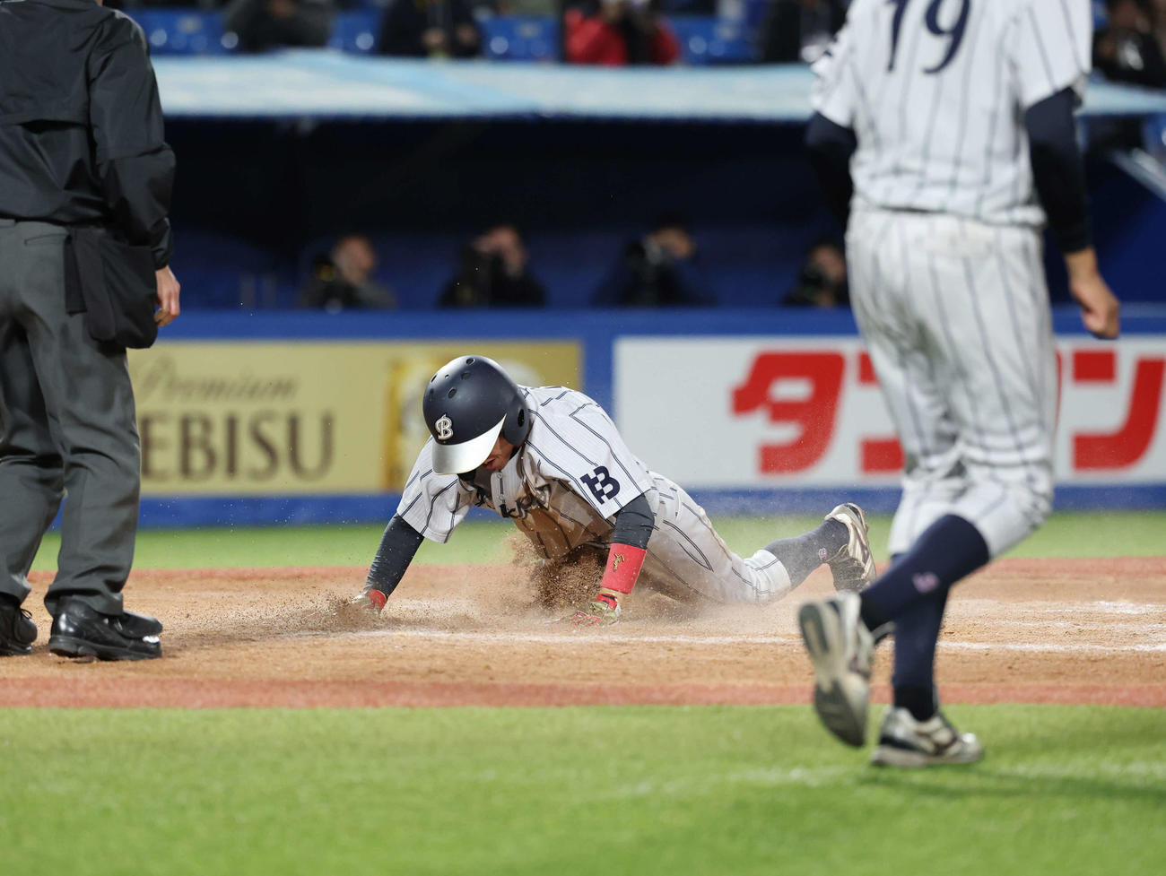 佛教大対青学大　9回表佛教大2死二塁、鳴坂の適時打で生還する薬師（撮影・増田悦実）