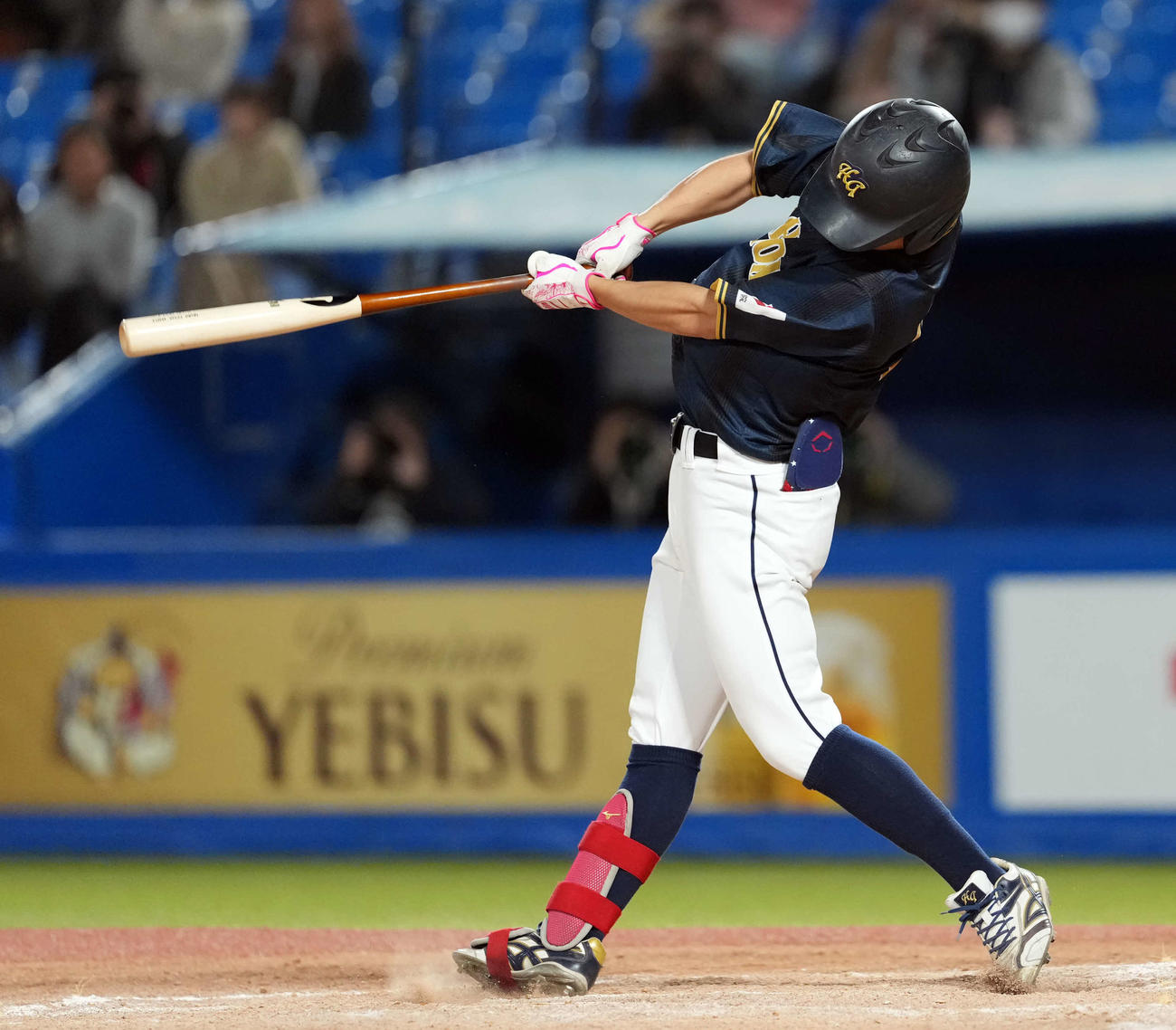 神奈川大対八戸学院大　8回裏八戸学院大2死満塁、勝ち越し3点適時二塁打を放つ佐藤（撮影・小島史椰）