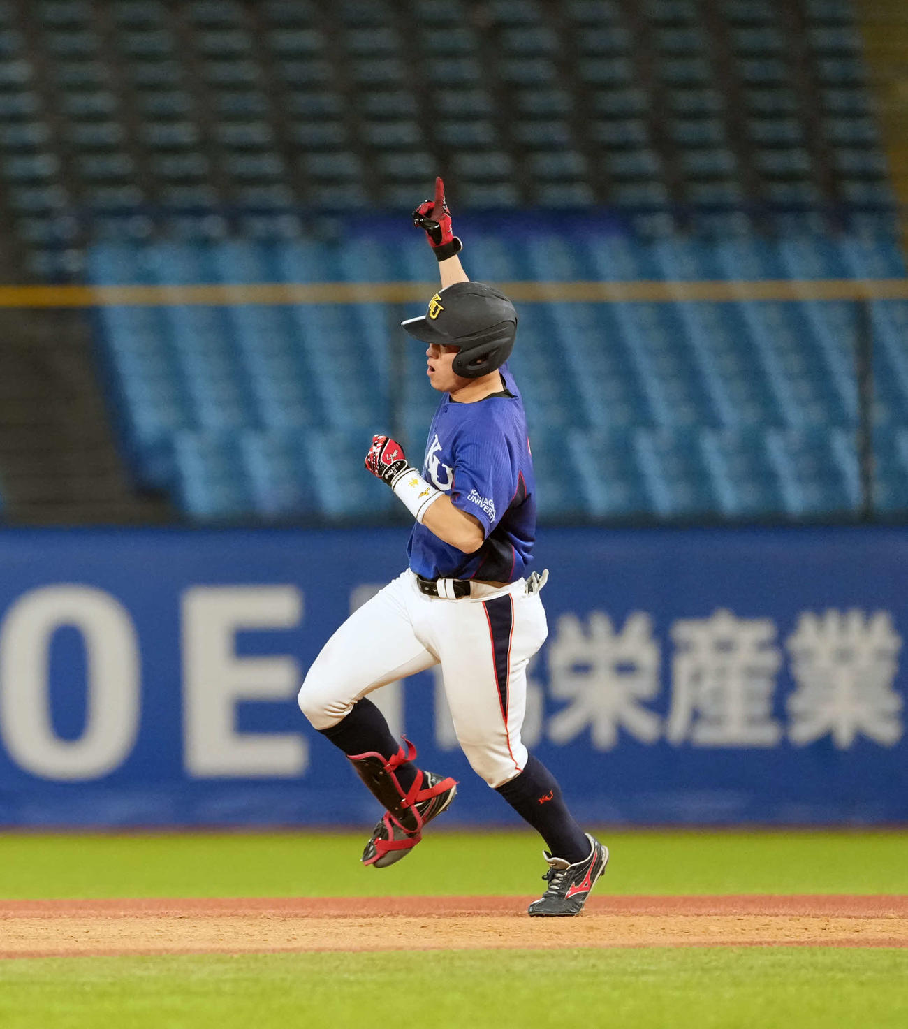 神奈川大対八戸学院大　8回表神奈川大1死、同点の本塁打を放つ神田（撮影・小島史椰）