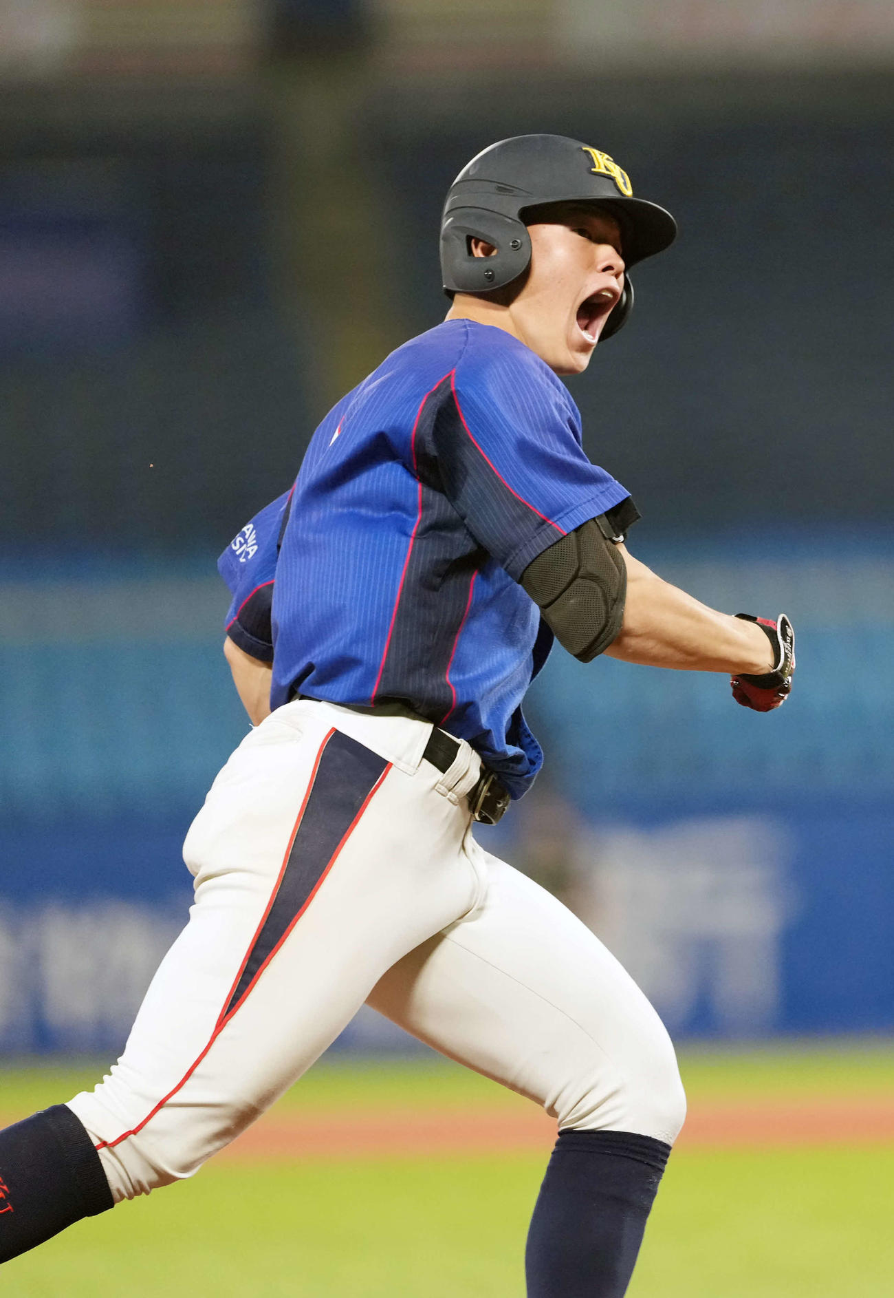 神奈川大対八戸学院大　8回表神奈川大1死、同点の本塁打を放ち吠える神田（撮影・小島史椰）