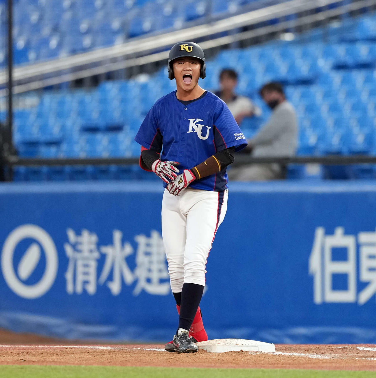 神奈川大対八戸学院大　2回表神奈川大1死二塁、先制適時打を放つ犬飼（撮影・小島史椰）