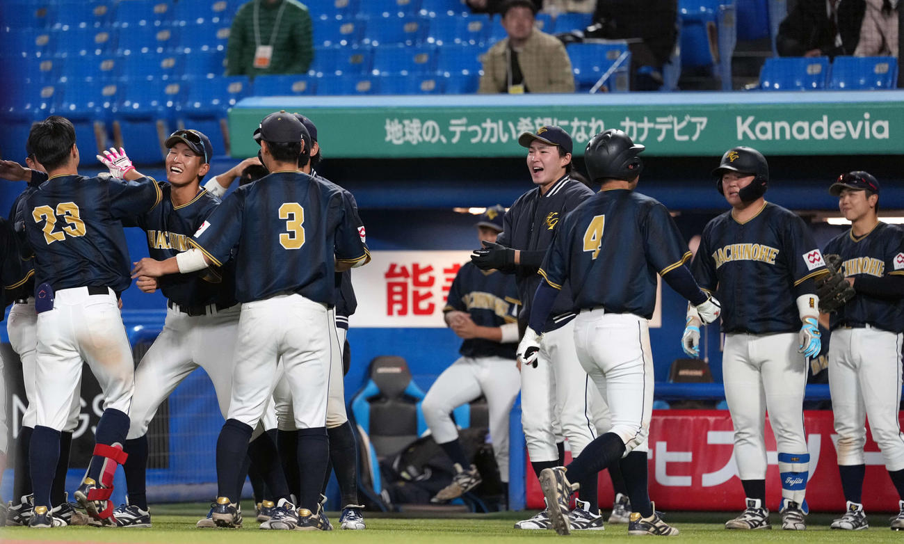 神奈川大対八戸学院大　8回裏八戸学院大2死満塁、勝ち越し3点適時二塁打を放ち八戸学院大ナインに祝福される佐藤（左）（撮影・小島史椰）