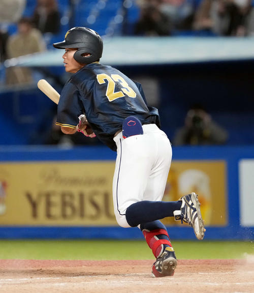 神奈川大対八戸学院大　8回裏八戸学院大2死満塁、勝ち越し3点適時二塁打を放つ佐藤（撮影・小島史椰）