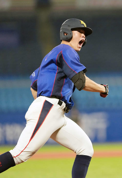 神奈川大対八戸学院大　8回表神奈川大1死、同点の本塁打を放ち吠える神田（撮影・小島史椰）
