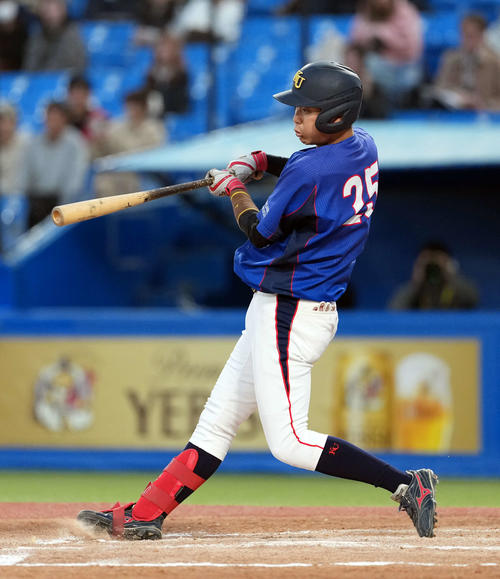 神奈川大対八戸学院大　2回表神奈川大1死二塁、先制適時打を放つ犬飼（撮影・小島史椰）