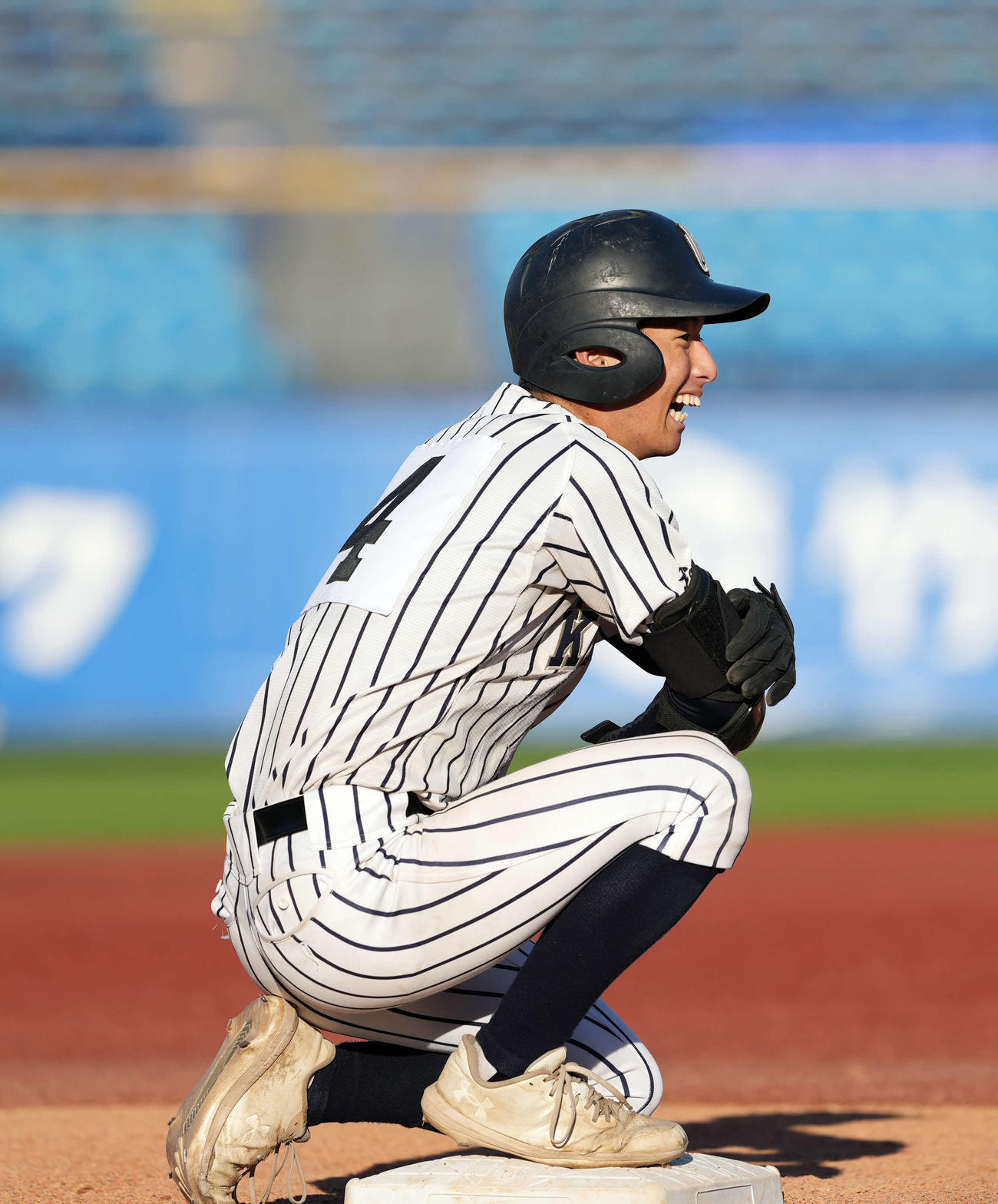 花巻東対九州国際大付　6回裏九州国際大付1死二、三塁、2点適時三塁打を放つ柴原（撮影・小島史椰）