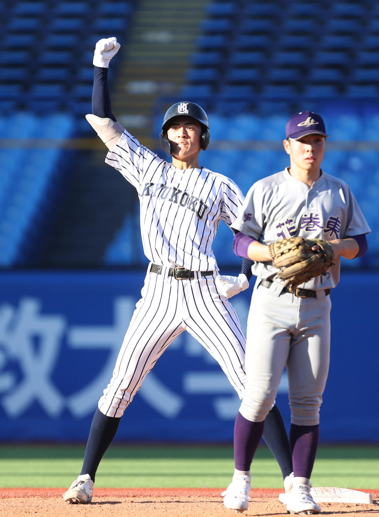 花巻東対九州国際大付　6回裏九州国際大付1死一、二塁、渡辺は右越えに適時二塁打を放ちガッツポーズする（撮影・柴田隆二）
