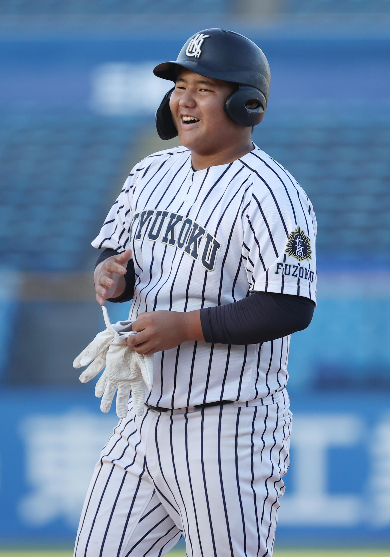 花巻東対九州国際大付　7回裏九州国際大付2死一、二塁、上岡は遊ゴロを放つが、遊撃手がエラーし二塁走者が生還する（撮影・柴田隆二）