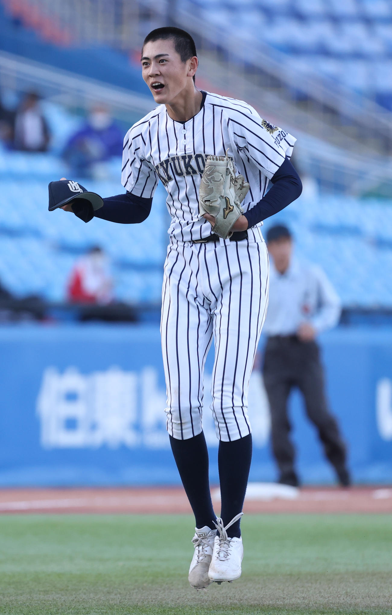 花巻東対九州国際大付　九州国際大付・渡辺は勝利しジャンプする（撮影・柴田隆二）