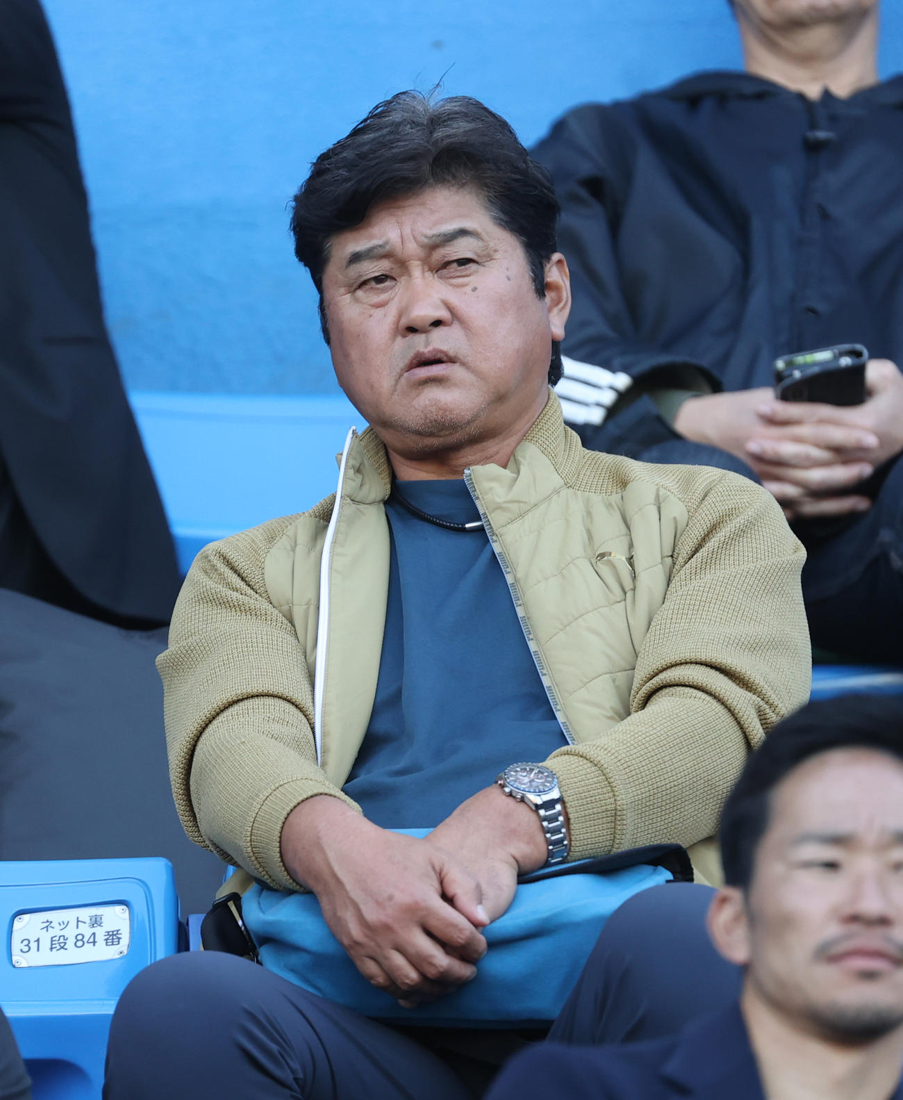 花巻東対九州国際大付を観戦する大谷翔平の父・徹氏（撮影・柴田隆二）