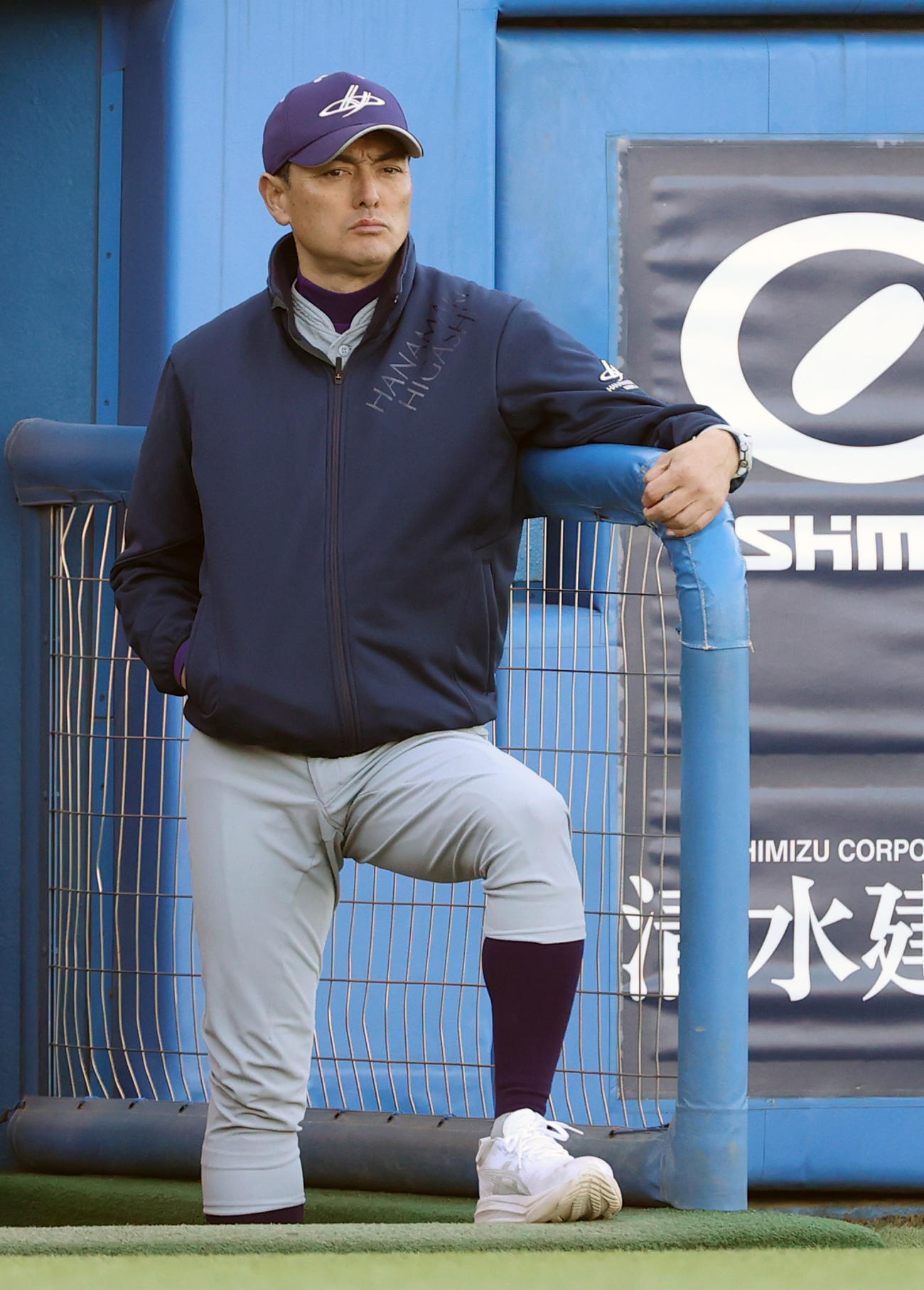 花巻東対九州国際大付　ベンチから試合を見つめる花巻東・佐々木監督（撮影・柴田隆二）