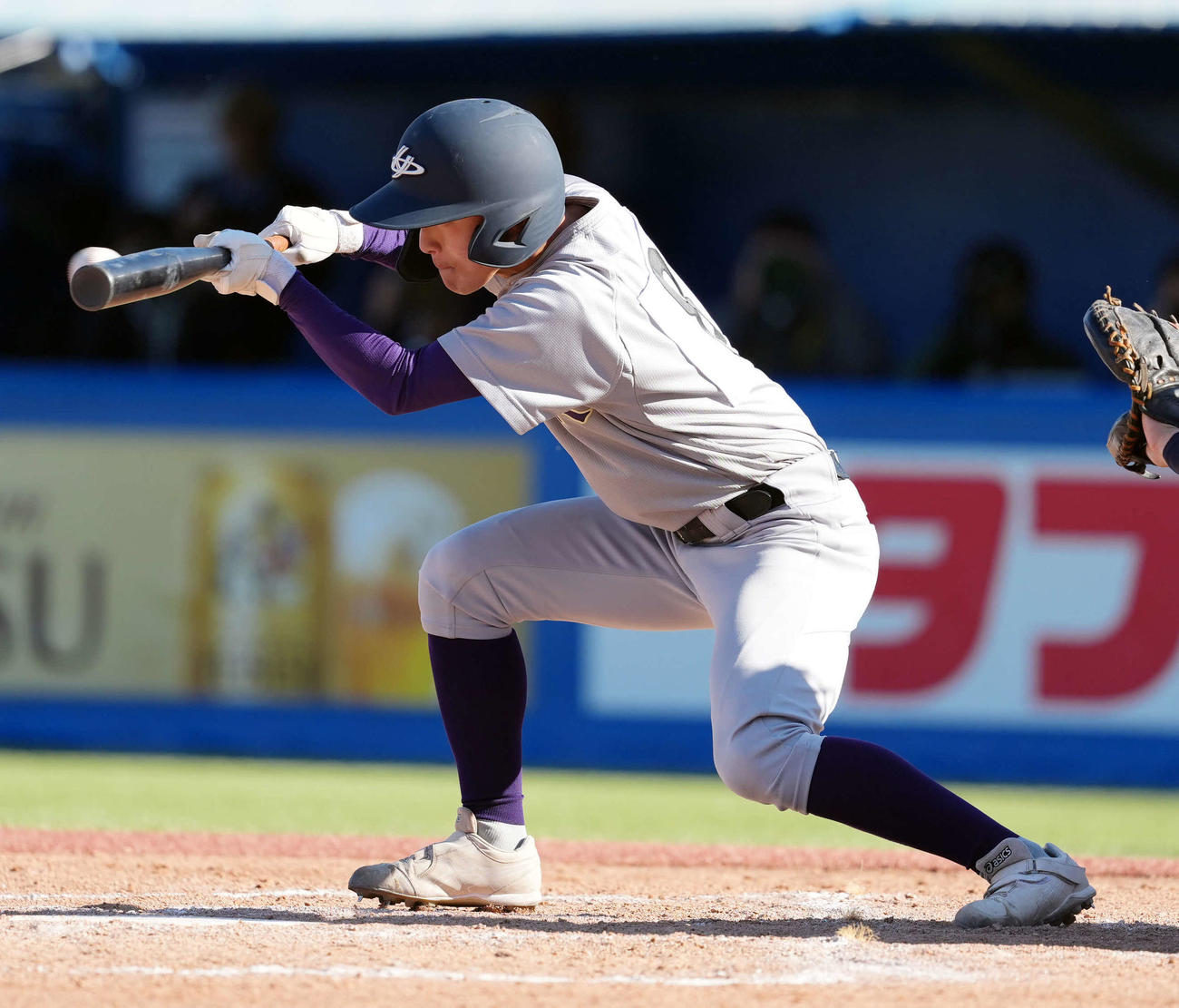 花巻東対九州国際大付　2回表花巻東1死一、三塁、先制スクイズを決める田中（撮影・小島史椰）