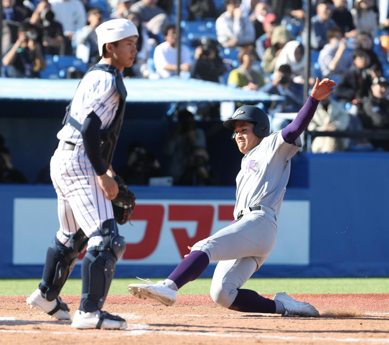 花巻東対九州国際大付　2回表花巻東1死一、三塁、田中のスクイズで三塁走者久保村が生還する。九州国際大付・城野捕手（撮影・柴田隆二）