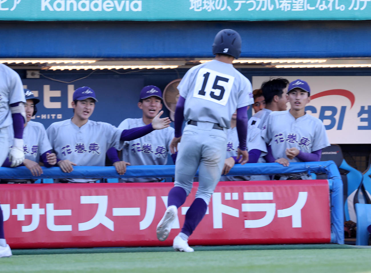 花巻東対九州国際大付　2回表花巻東1死一、三塁、田中のスクイズで三塁走者久保村が生還しナインの出迎えを受ける（撮影・柴田隆二）