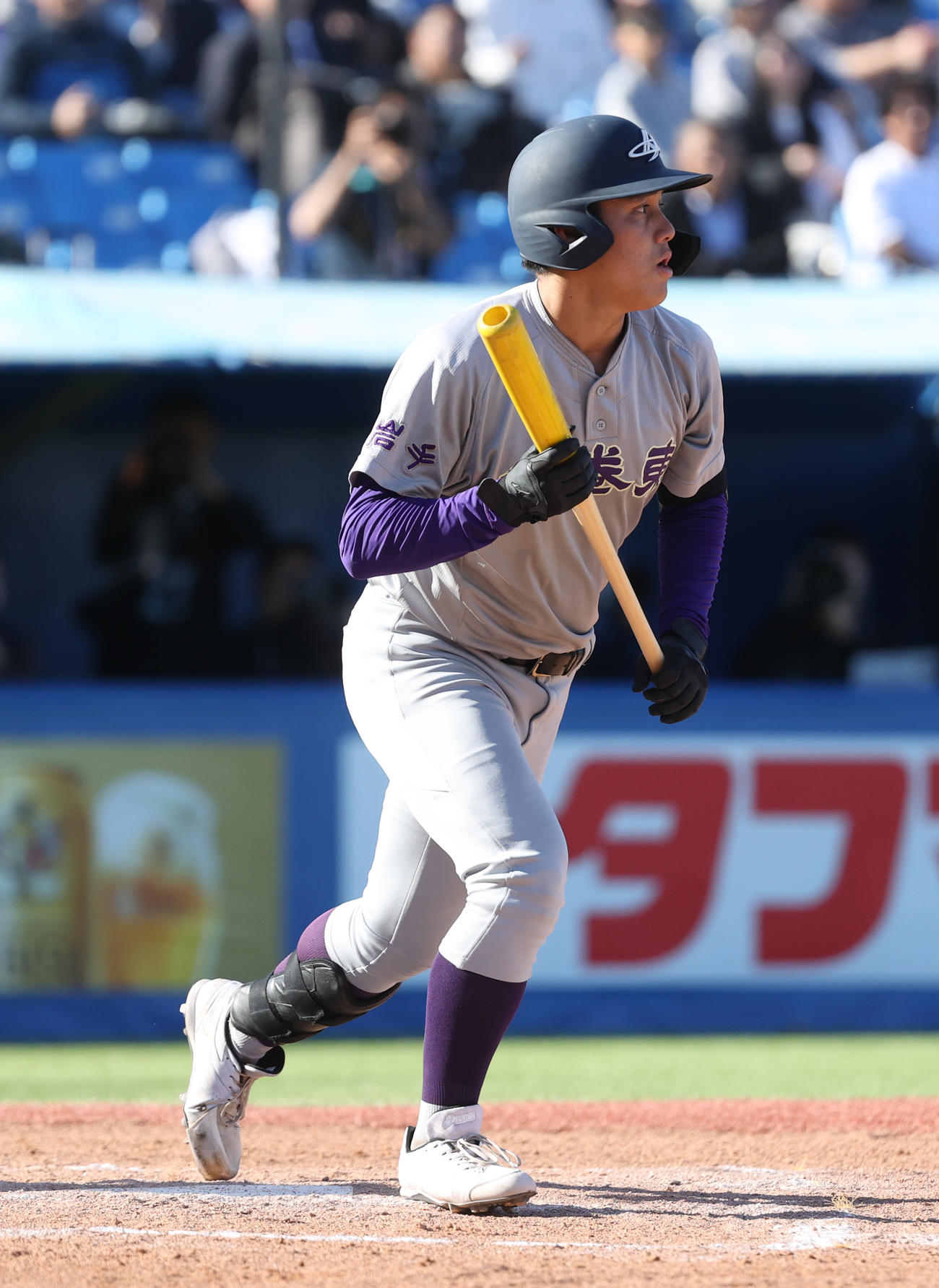 花巻東対九州国際大付　2回表花巻東2死満塁、赤間は押し出し四球を選び一塁に向かう（撮影・柴田隆二）