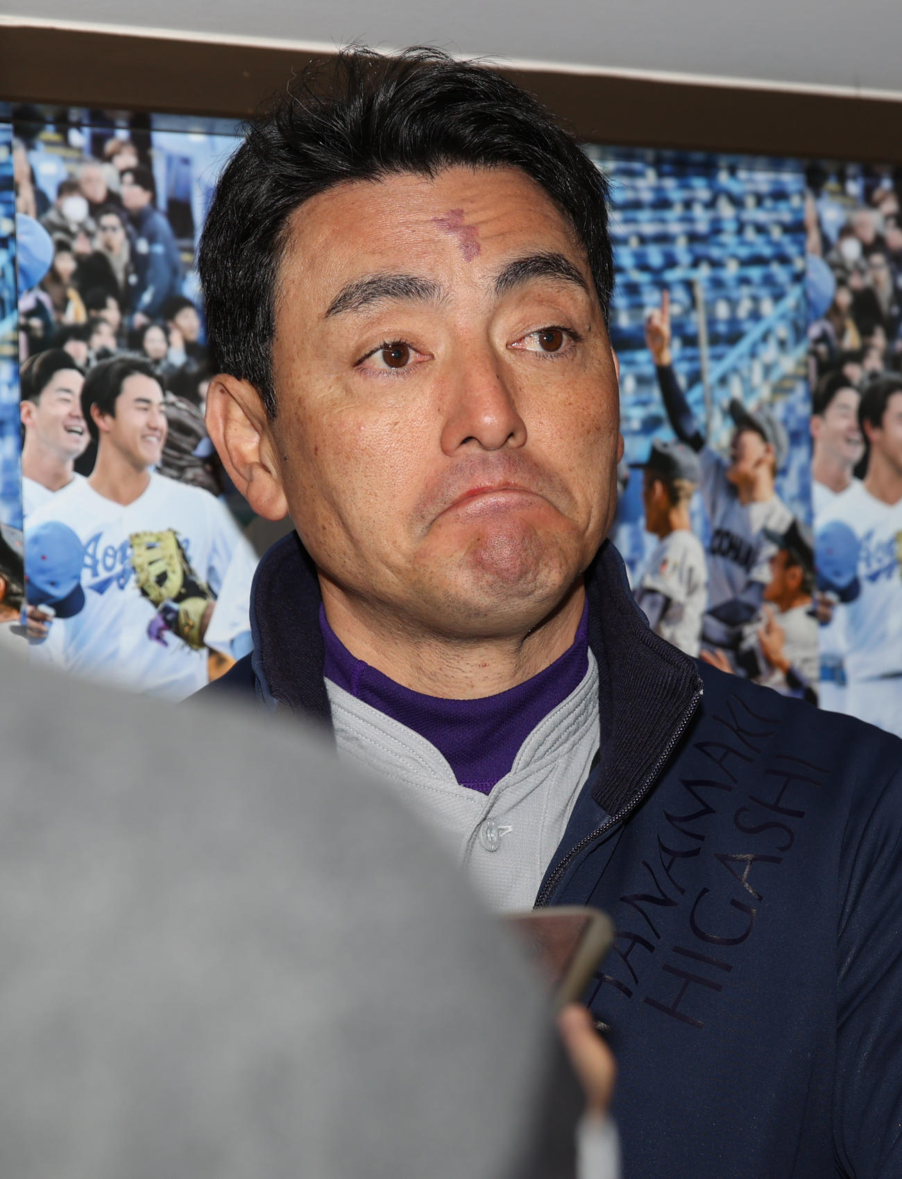 花巻東対九州国際大付　敗れた花巻東・佐々木監督は渋い表情する（撮影・柴田隆二）