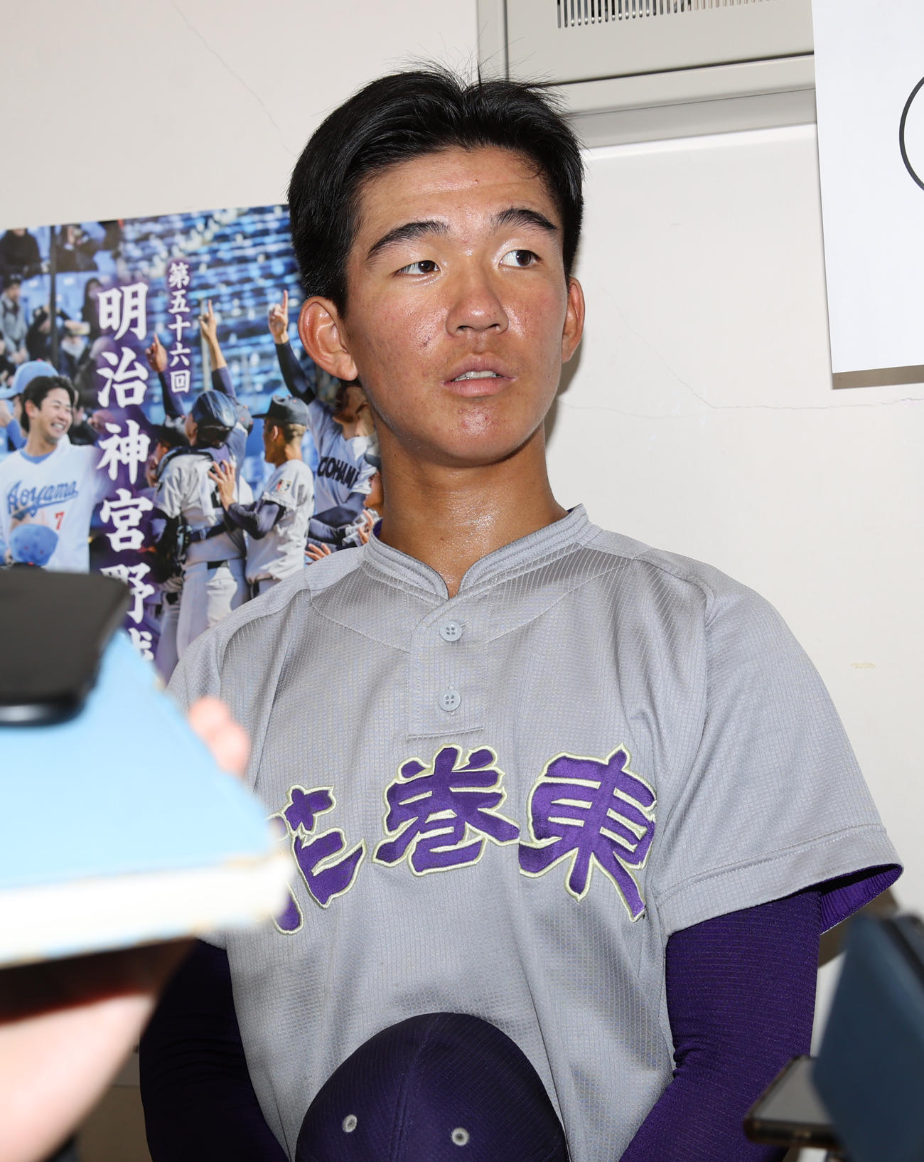 花巻東対九州国際大付　敗れた花巻東・萬谷は記者の質問に答える（撮影・柴田隆二）