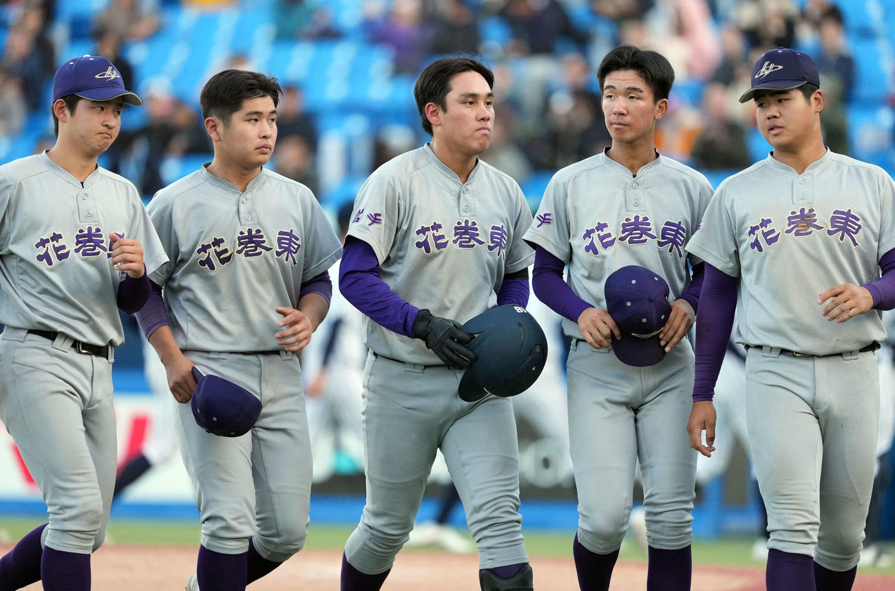 花巻東対九州国際大付　九州国際大付に敗れ肩を落とす花巻東ナイン（撮影・小島史椰）