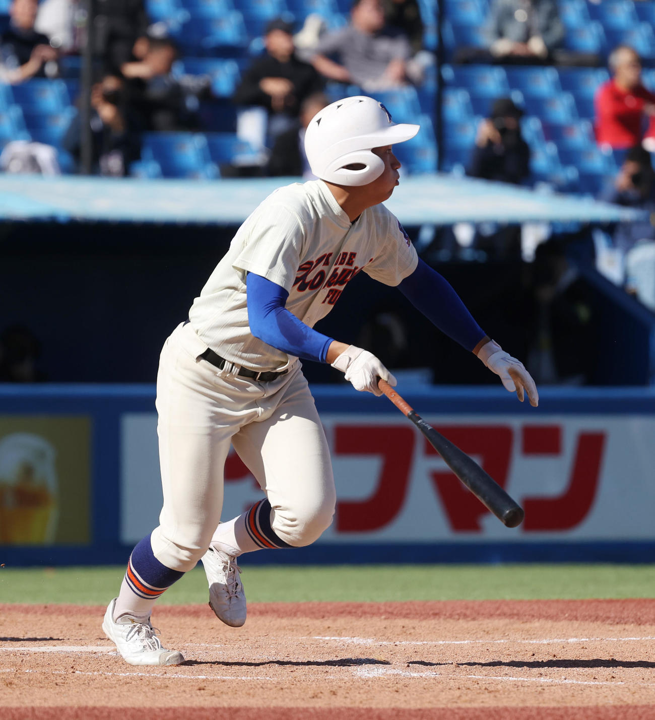 英明対神戸国際大付　3回裏神戸国際大付2死一塁、川中は中越えに本塁打を放つ（撮影・柴田隆二）