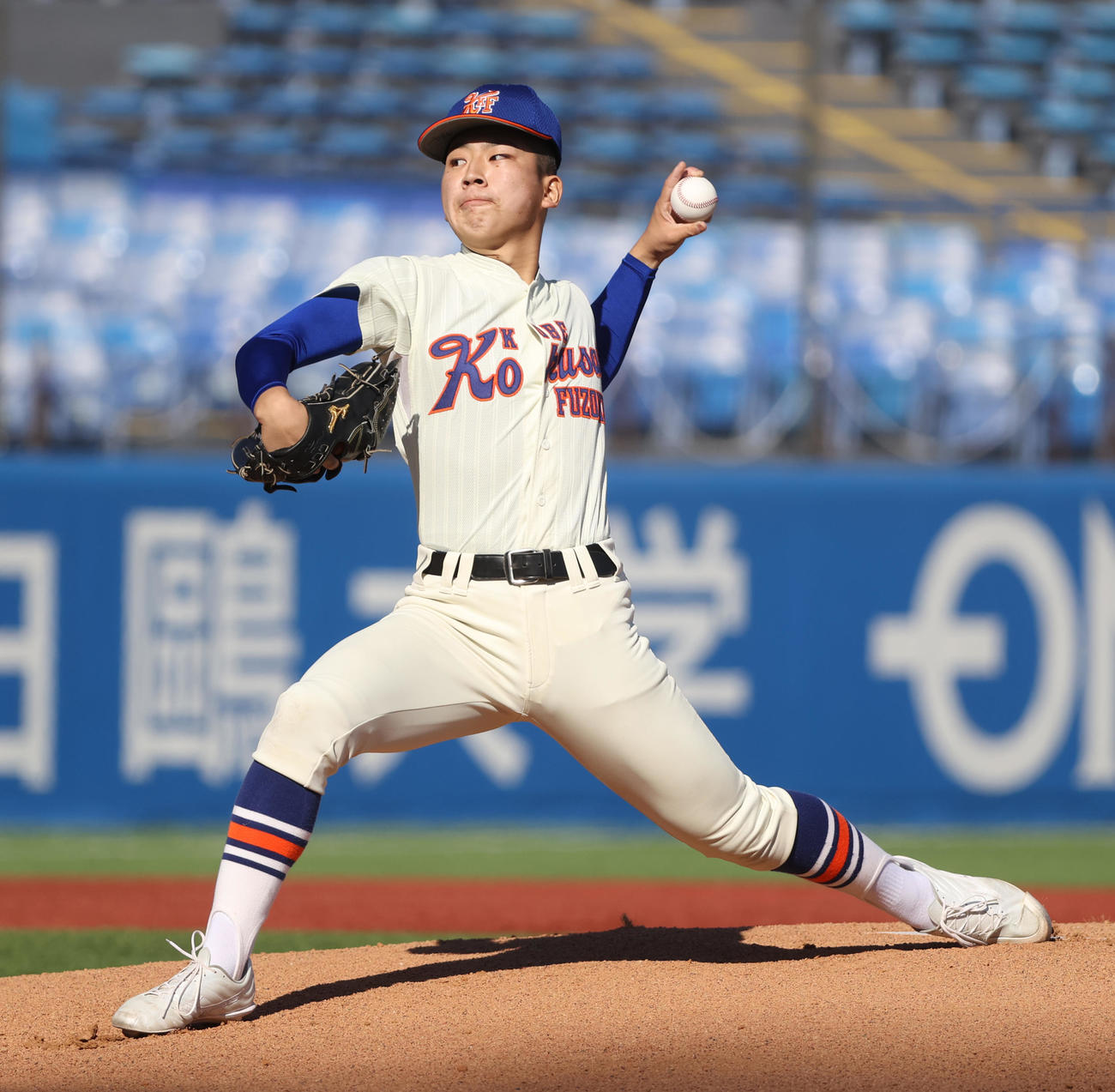 英明対神戸国際大付　先発した神戸国際大付・秋田（撮影・柴田隆二）