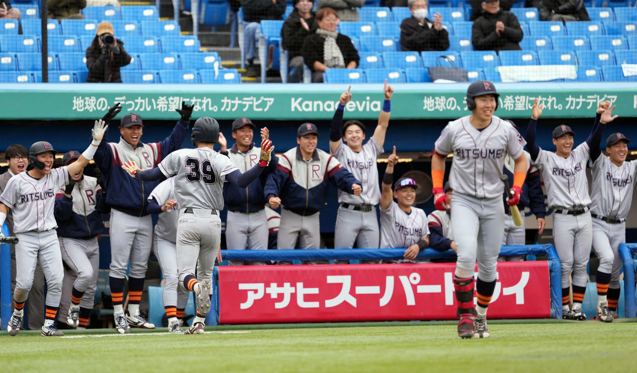 名城大対立命大　4回裏立命大2死三塁、高橋が先制スクイズを決め喜ぶ立命大ナイン（撮影・小島史椰）