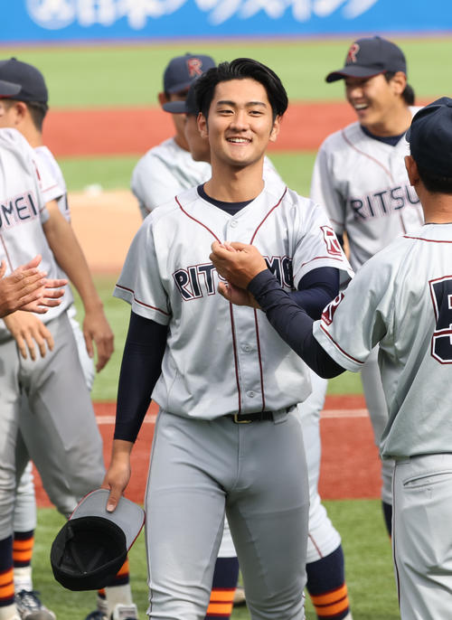名城大対立命大　勝利した立命大・若田部はナインとハイタッチする（撮影・柴田隆二）
