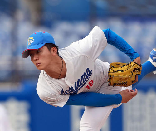 青学大対八戸学院大　先発の青学大・鈴木（撮影・小島史椰）