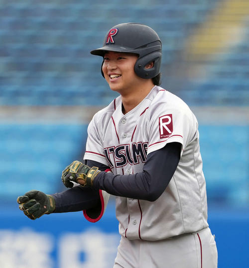 名城大対立命大　4回裏立命大2死三塁、先制スクイズを決める高橋（撮影・小島史椰）