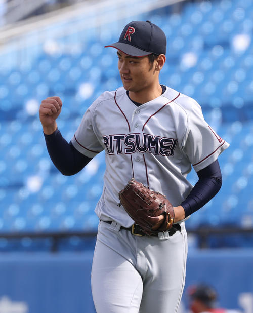 名城大対立命大　8回から登板した立命大・若田部は無失点に抑えガッツポーズする（撮影・柴田隆二）