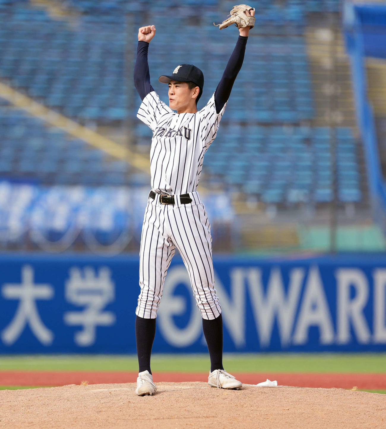 九州国際大付対神戸国際大付　神戸国際大付に勝利しガッツポーズをする渡辺（撮影・小島史椰）