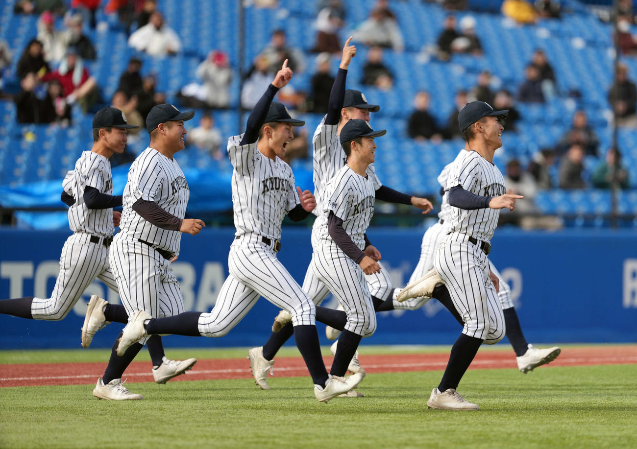 九州国際大付対神戸国際大付　神戸国際大付に勝利し駆け出す九州国際大付ナイン（撮影・小島史椰）