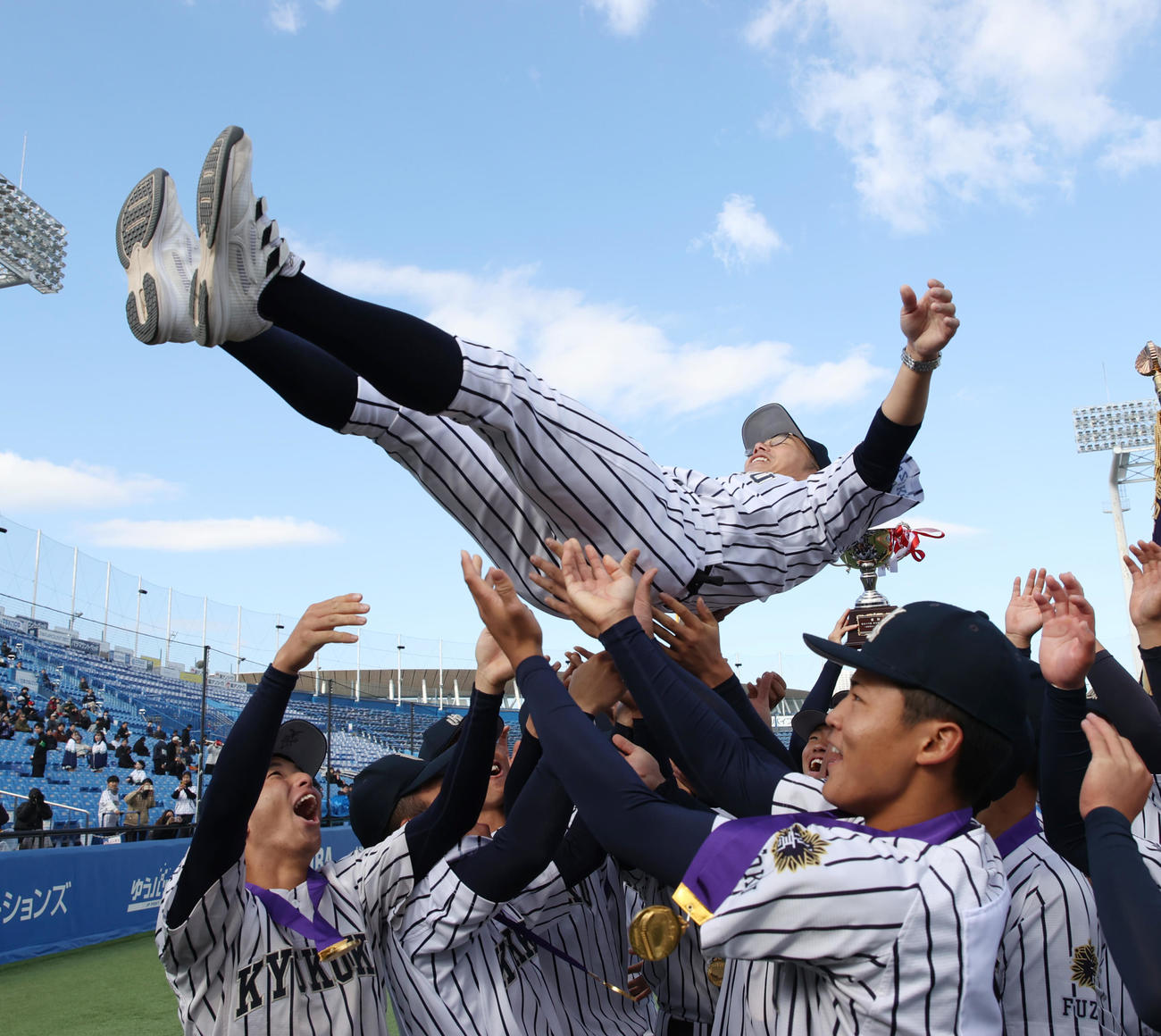九州国際大付対神戸国際大付　九州国際大付・楠城監督はナインから胴上げされる（撮影・柴田隆二）