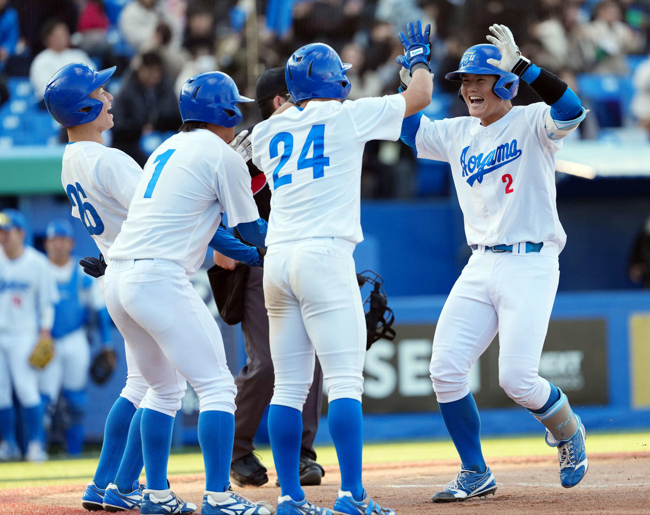 青学大対立命大　6回表青学大1死二、三塁、3点本塁打を放ちハイタッチをする渡部（右）（撮影・小島史椰）