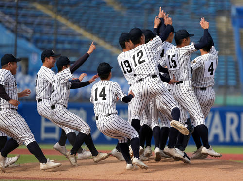 九州国際大付対神戸国際大付　神戸国際大付に勝利し喜びを爆発させる九州国際大付の選手たち（撮影・小島史椰）