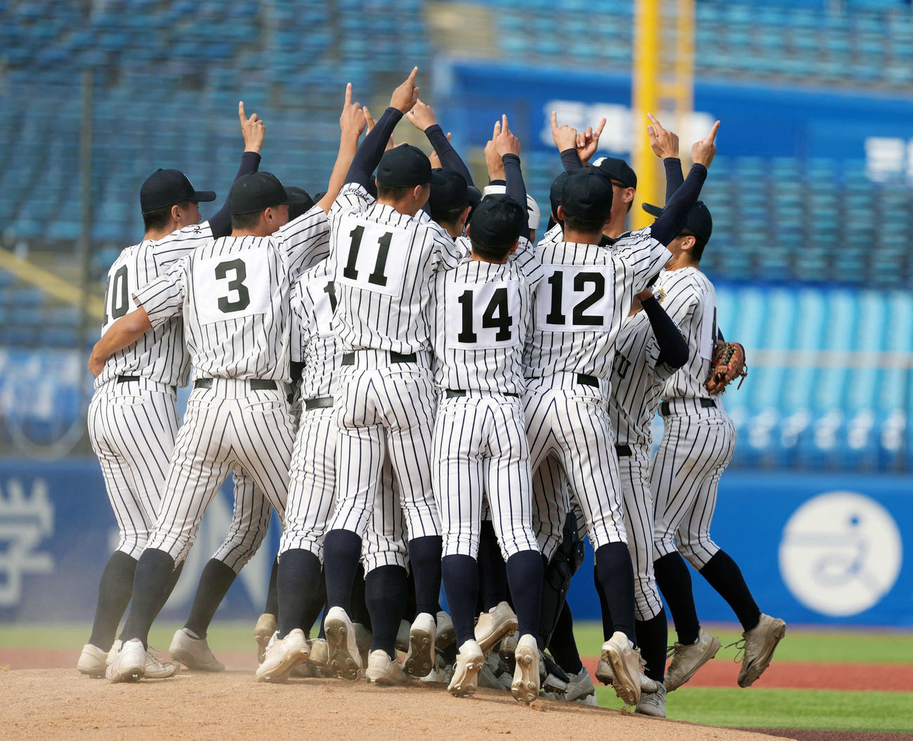 九州国際大付対神戸国際大付　神戸国際大付に勝利し喜びを爆発させる九州国際大付の選手たち（撮影・小島史椰）