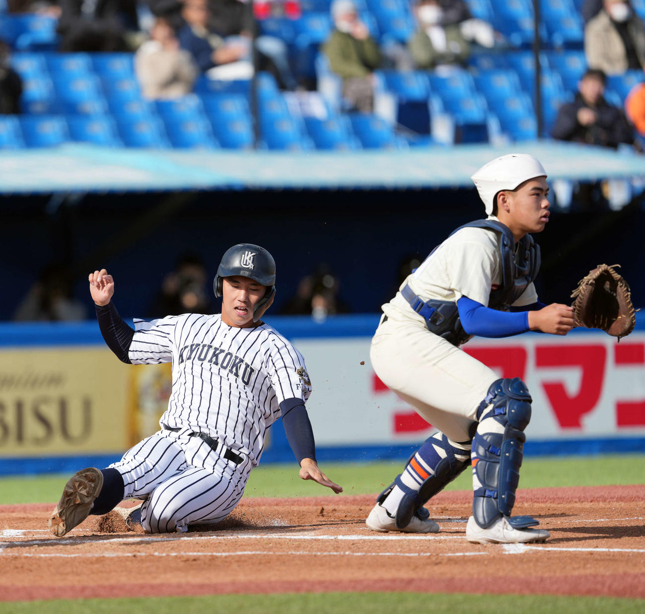 九州国際大付対神戸国際大付　1回表九州国際大付1死二塁、吉田が先制適時打を放ち生還する牟礼（左）（撮影・小島史椰）