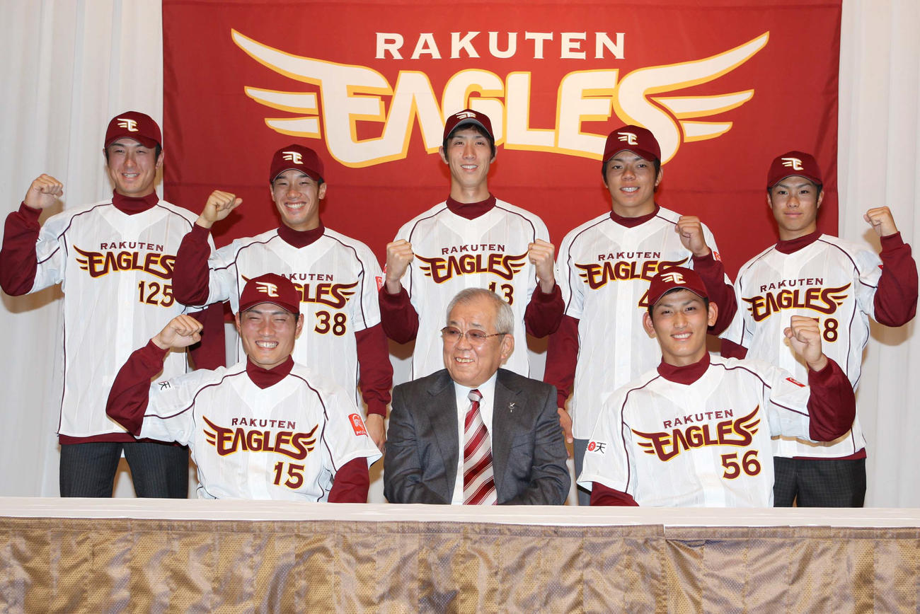 楽天新入団選手発表会見　野村克也監督（中央）を囲みガッツポーズする選手たち。前列左から藤原紘通、中川大志、後列左から森田丈武、楠城祐介、井坂亮平、井上雄介、辛島航（08年12月18日）