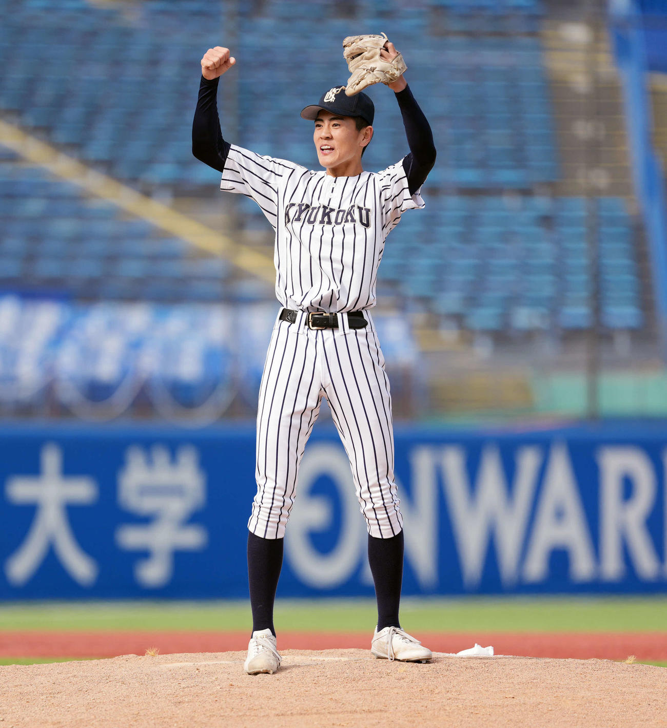 九州国際大付対神戸国際大付　神戸国際大付に勝利しガッツポーズをする渡辺（撮影・小島史椰）