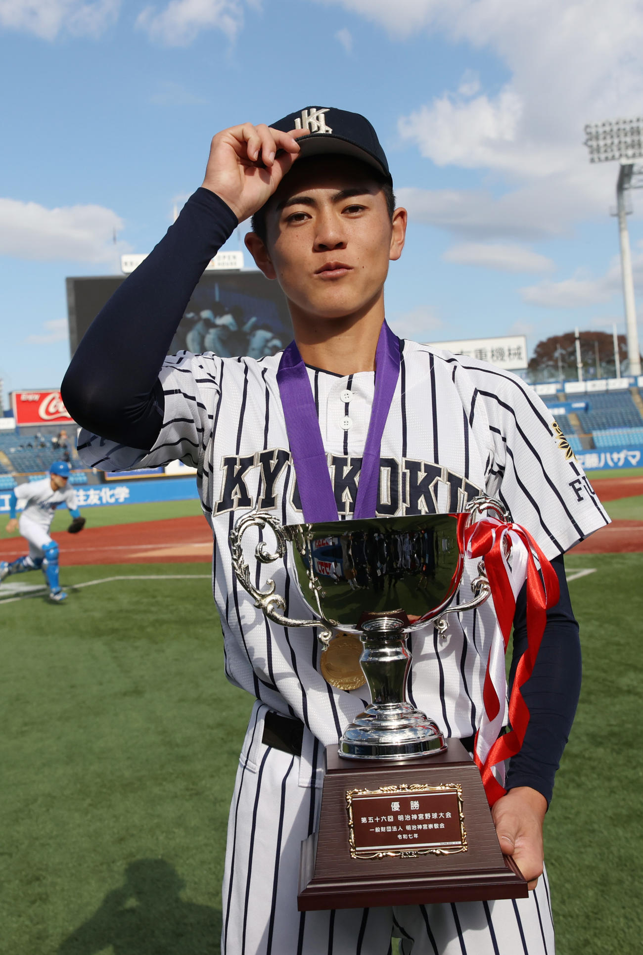 九州国際大付対神戸国際大付　優勝した九州国際大付・渡辺は優勝杯を持つ（撮影・柴田隆二）