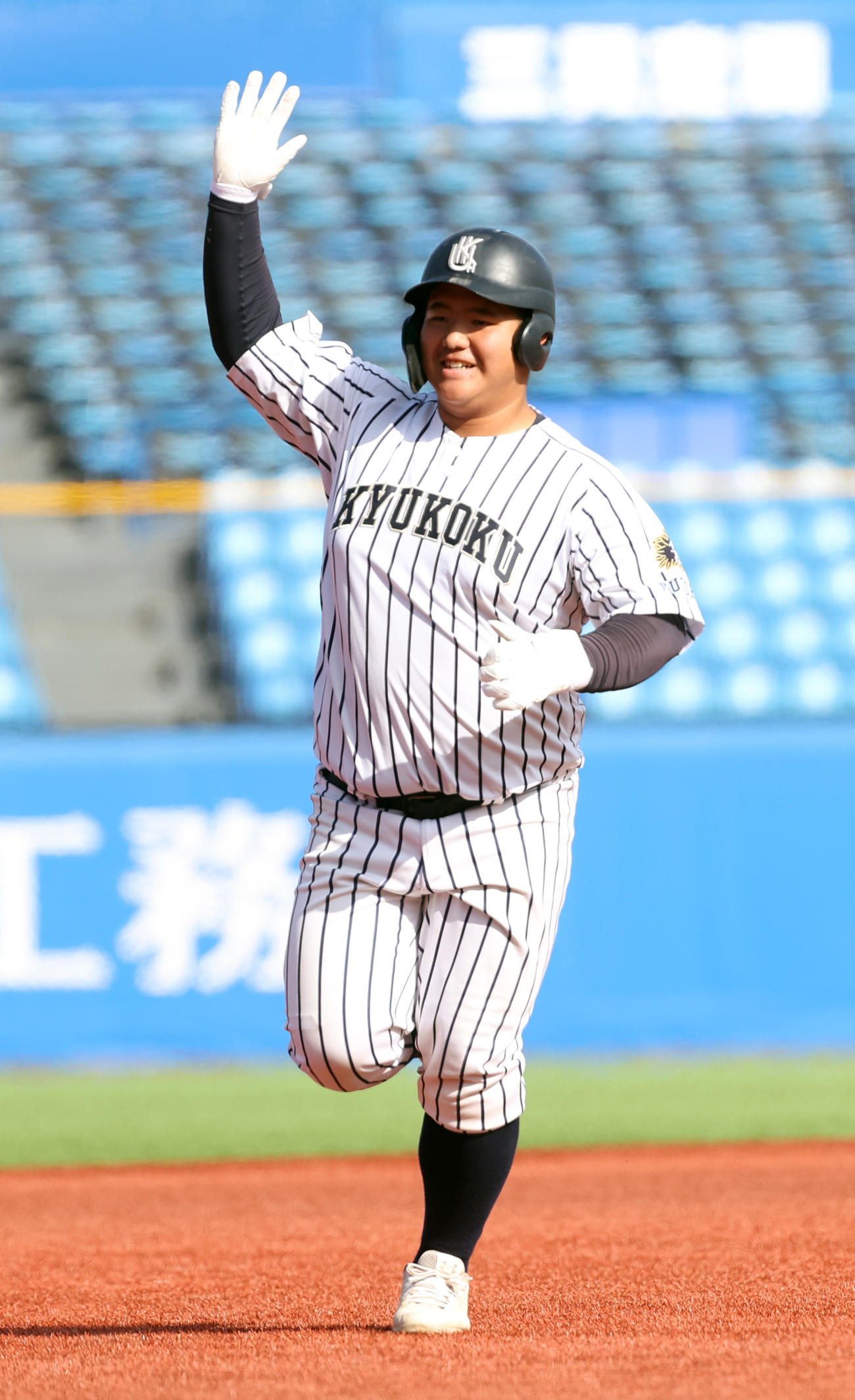 九州国際大付対神戸国際大付　9回表九州国際大付無死一塁、上岡は右越えに本塁打を放ちガッツポーズする（撮影・柴田隆二）