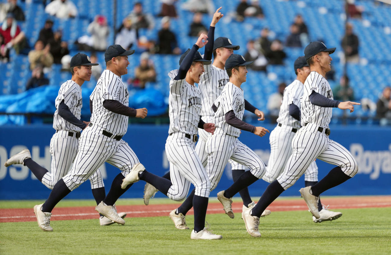 九州国際大付対神戸国際大付　神戸国際大付に勝利しガッツポーズをする渡辺（撮影・小島史椰）